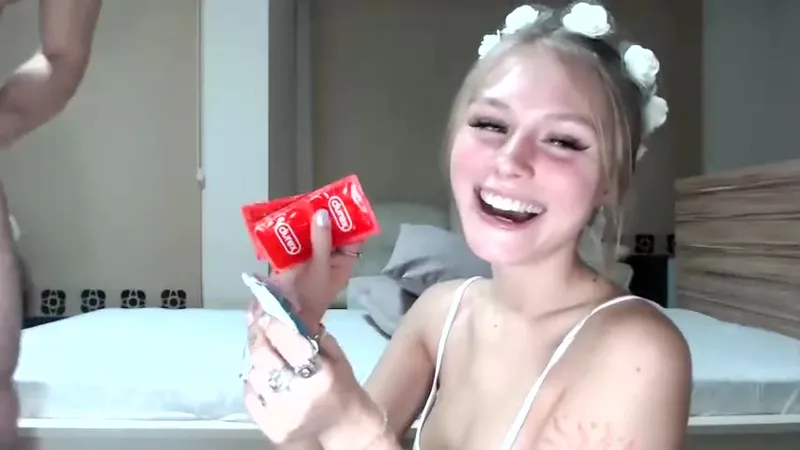 Ellie Mcqueen Gives Sloppy Deepthroat on Livestream
