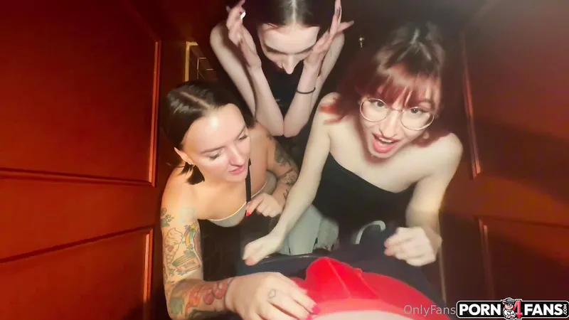 Lucky Dude Gets Sucked Off By 3 Chicks At Night Club