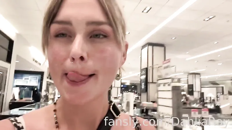Dahlia Ray Public Cum Walk In The Mall Video Leaked