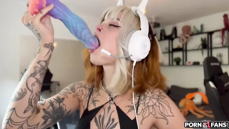 SallyDinosaur Sucking Some Huge Dildos Porn Video Leaked