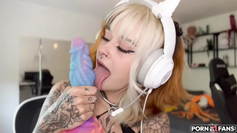 SallyDinosaur Sucking Some Huge Dildos Porn Video Leaked